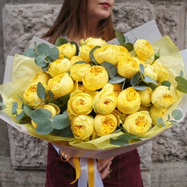 Букет из желтых пионовидных кустовых роз