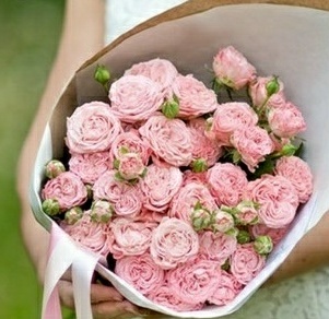 Букет из нежно-розовых пионовидных кустовых роз