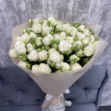 Букет из белых пионовидных кустовых роз