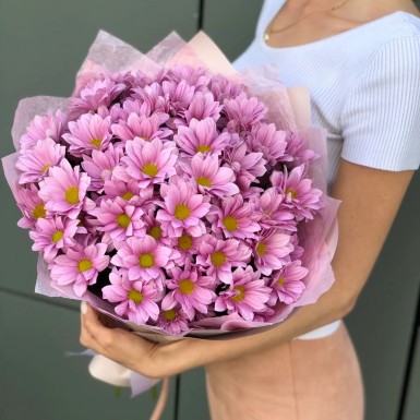 Букет из розовых кустовых хризантем
