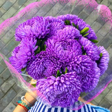 Букет из одноголовых фиолетовых хризантем