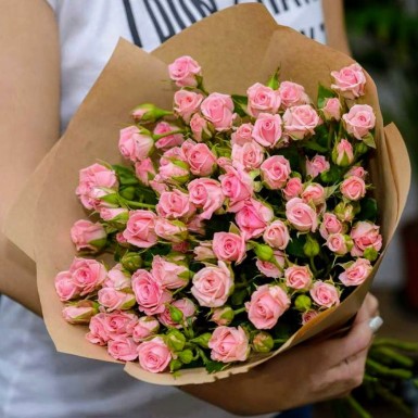 Букет из светло-розовых кустовых роз