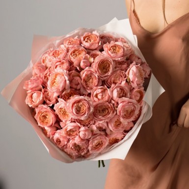 Букет из персиковых пионовидных кустовых роз